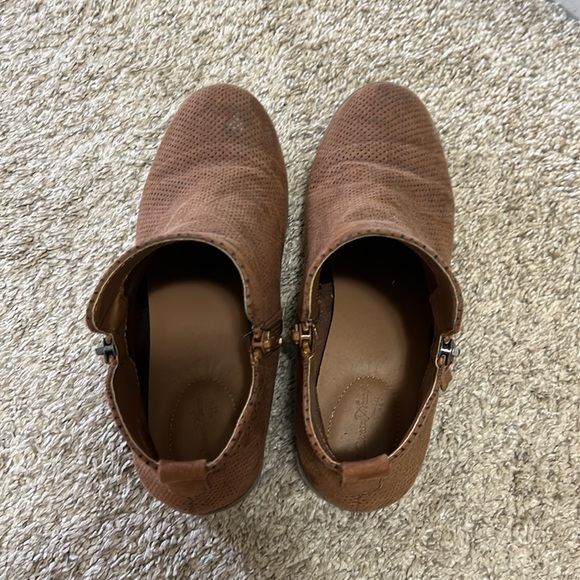 BOOTIES Universal Thread and Loft Outlet - Picture 2 of 7